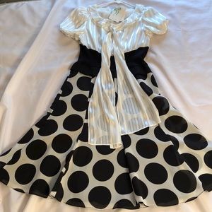 Korean fashion A-line dress with short sleeves.